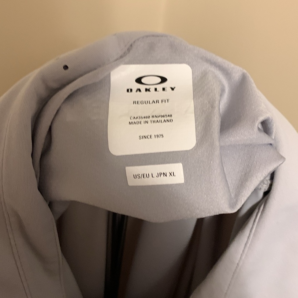 Oakley Men’s Large 2 Button Polo/ Golf Shirt. Short Sleeve, Moisture Wicking - Picture 5 of 5